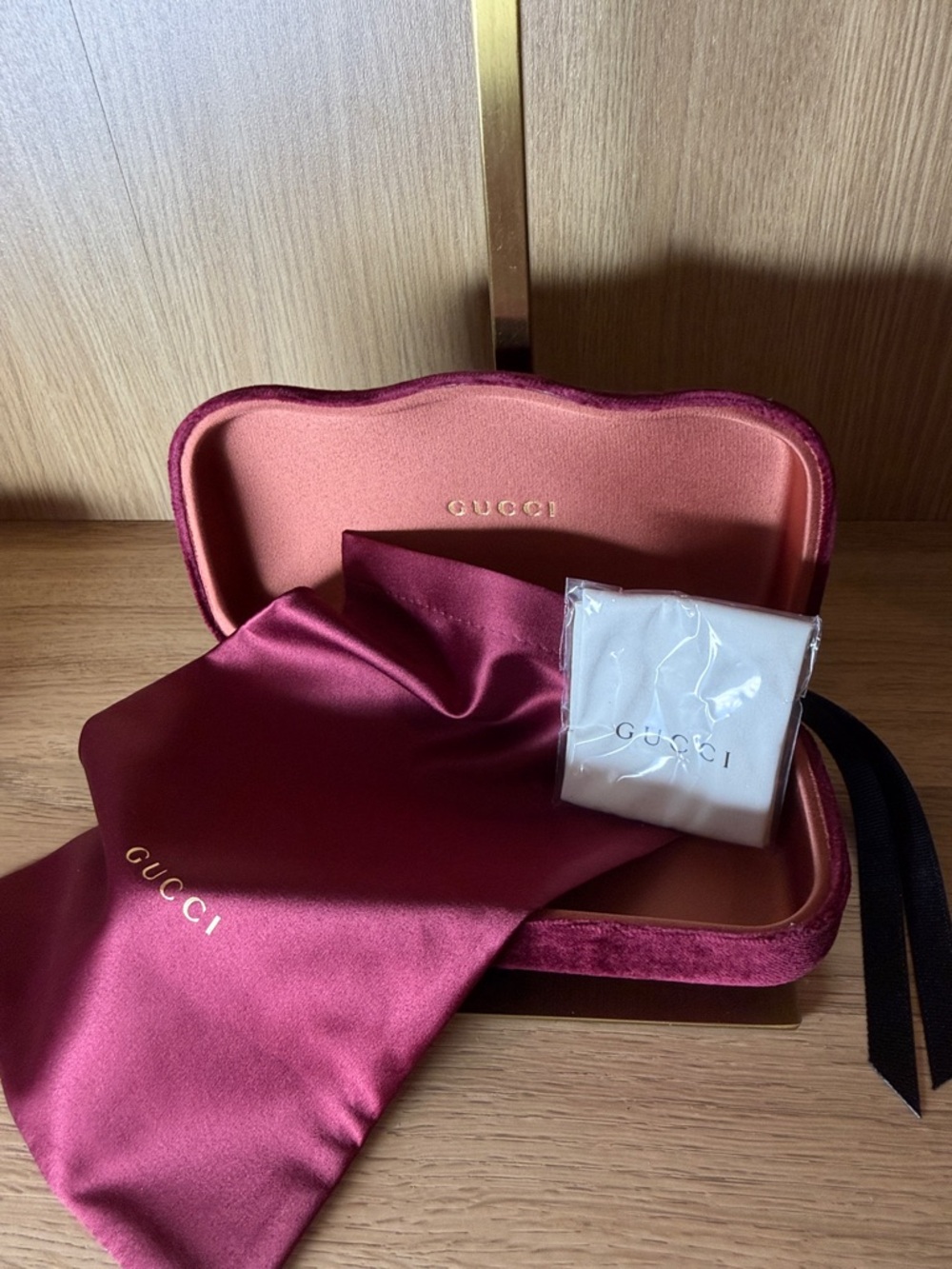 Gucci Velvet Eyewear Case in Deep Rose and Peach. Case , dust bag and wipe cloth - Picture 2 of 7